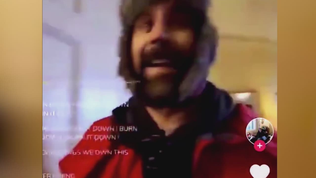 El sospechoso se muestra en redes sociales en el interior del Capitolio junto a otras personas. En una redada organizada el fin de semana, las autoridades federales efectuaron el arresto.