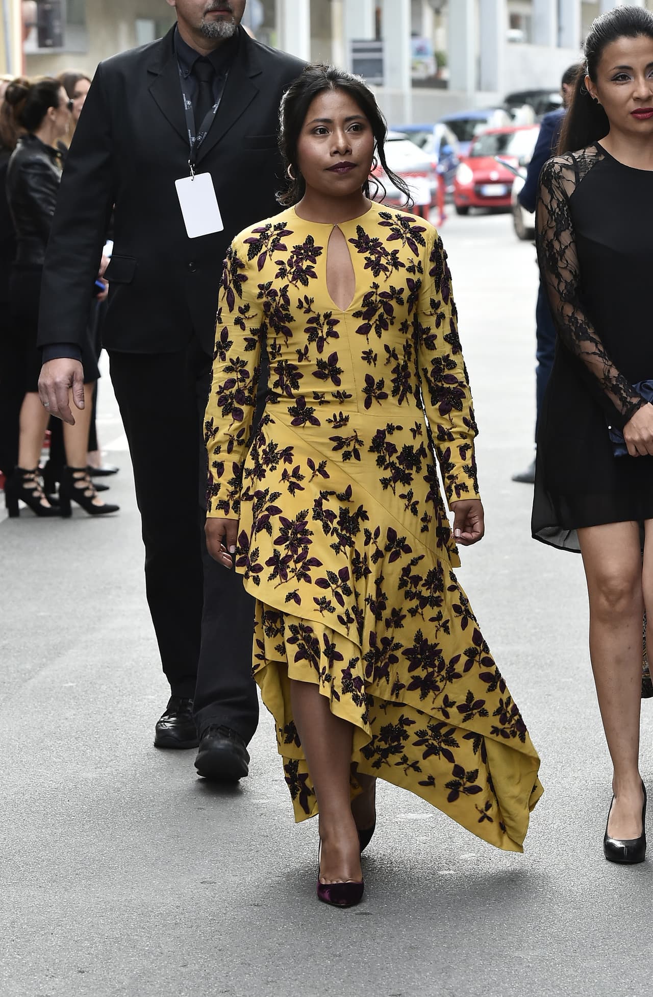 La mexicana repitió el acierto de los pumps en contraste, usando unos púrpura en terciopelo. La elección del estilismo fue de su stylist Sophie Lopez.