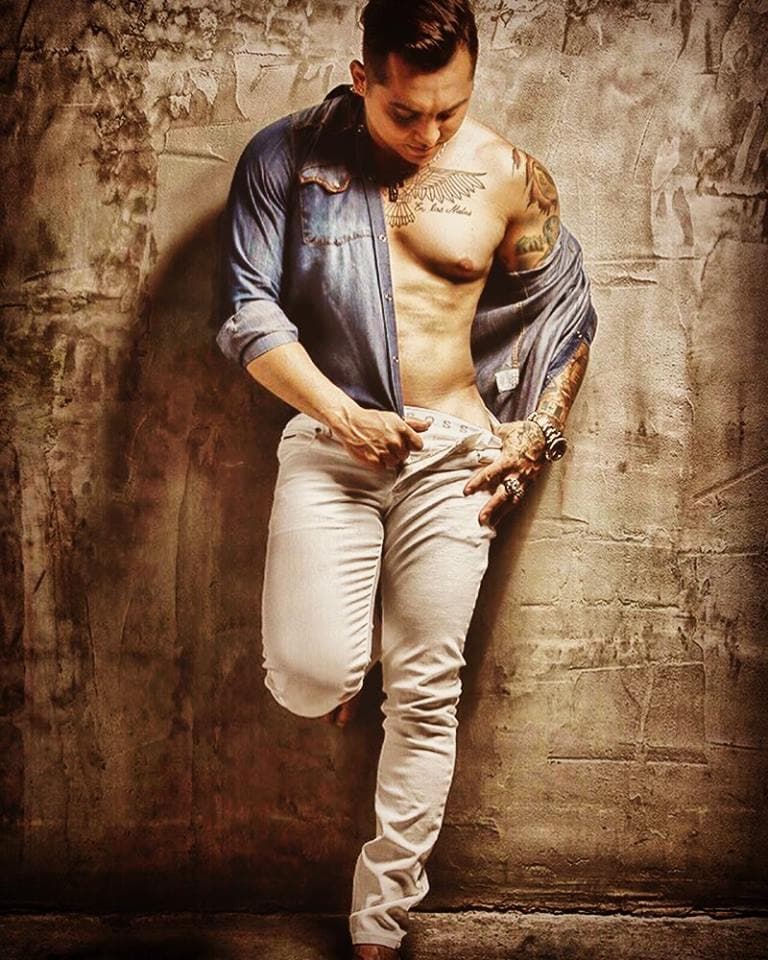 El lider de la Trakalosa confesó que, en comparación a su novia, es malo para bailar: "Ella sí lo menea, lo menea muy bien".