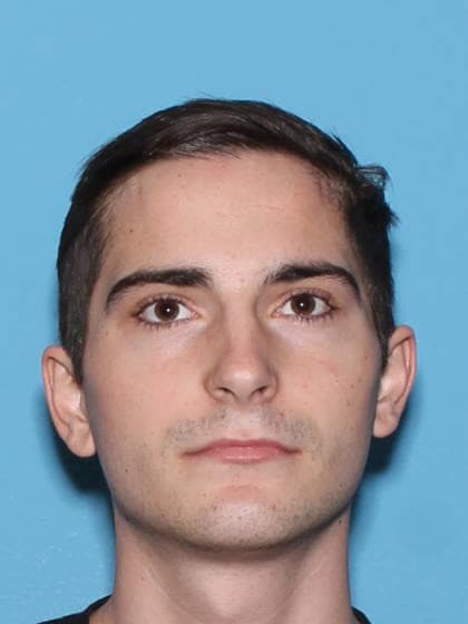 Armado y peligroso: Se busca por la muerte de su padre