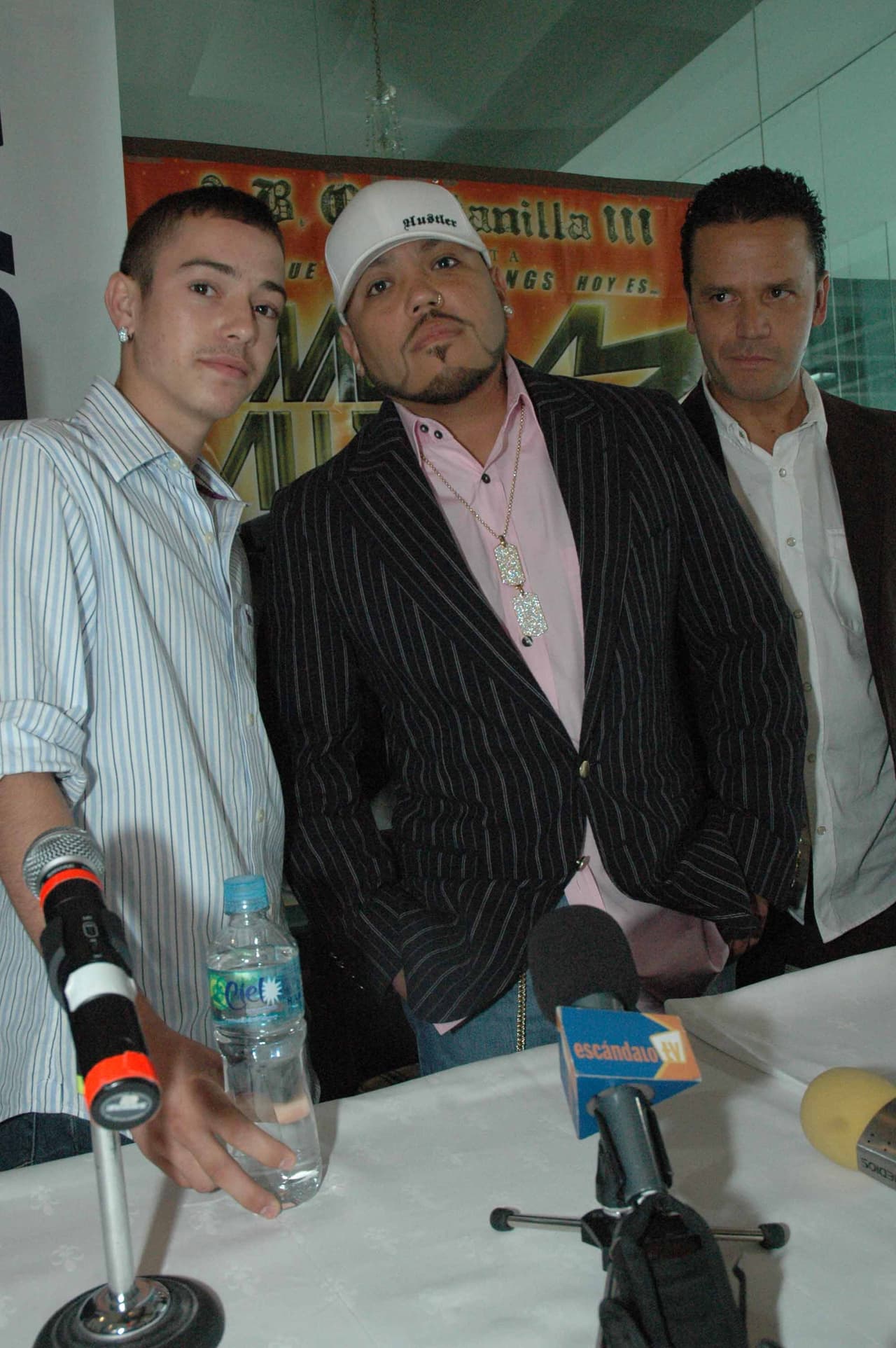 De este disco se desprendieron sencillos como 'Sabes a chocolate' y 'Na na na (Mi dulce niña)', mismos que catapultaron a Pee Wee como cantante.