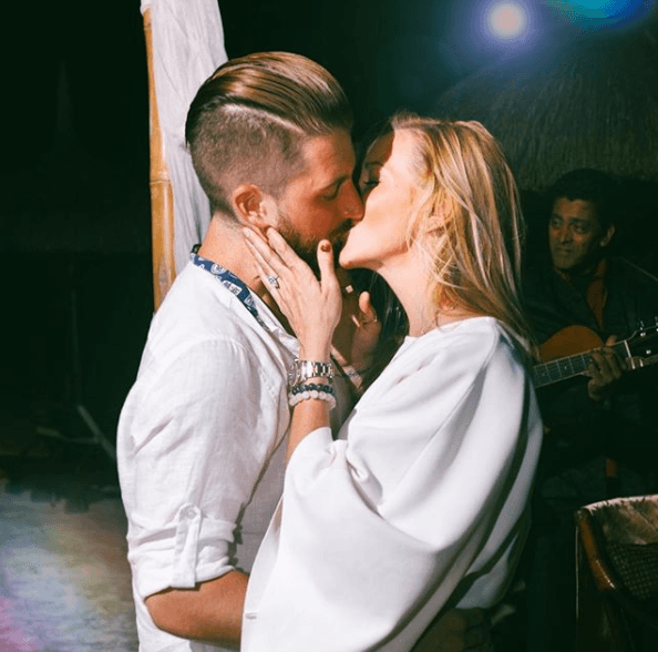 En junio de 2017 la actriz Katie Cassidy se comprometió con su novio Matthew Rodgers durante un romántico viaje por la isla de Mauritania en el océano Índico. La actriz compartió el momento a través de sus redes sociales con esta instántanea.
