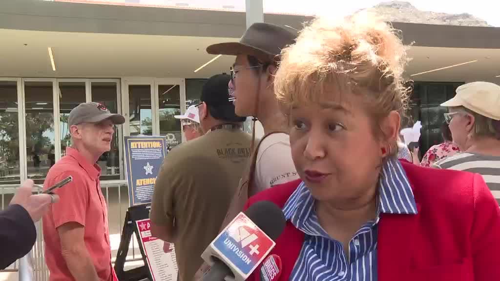 Latina expresa apoyo a Trump durante visita a Arizona