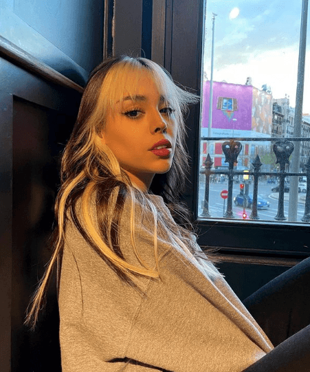 "Hace tres años me rompí el tabique de la nariz y no me lo cuidé, así que conforme pasó el tiempo se fue haciendo tan chueco como la carretera a Cuernavaca, y al momento de llegar al doctor y ver mis tomografías, se quedó asustado y me preguntó ‘¿qué te hiciste?'
<b>. Mi tabique estaba muy mal, estaba apretando uno de mis cornetes y yo ya respiraba mal</b>, colocaba mal al cantar y eso es grave, porque es mi instrumento vocal para trabajar, de esto vivo, amo hacerlo y haría hasta lo imposible por seguir manteniendo la voz".