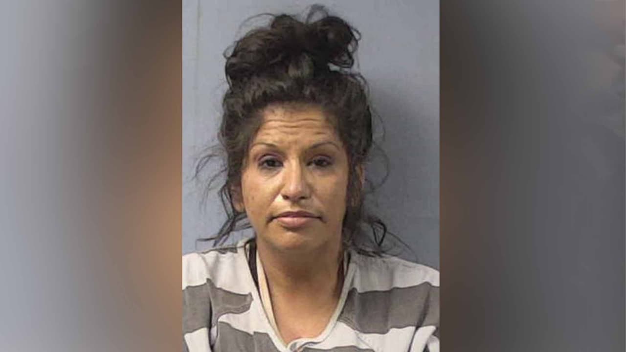 Parada de tráfico conduce al arresto de una mujer por presunto robo de correo e identificaciones