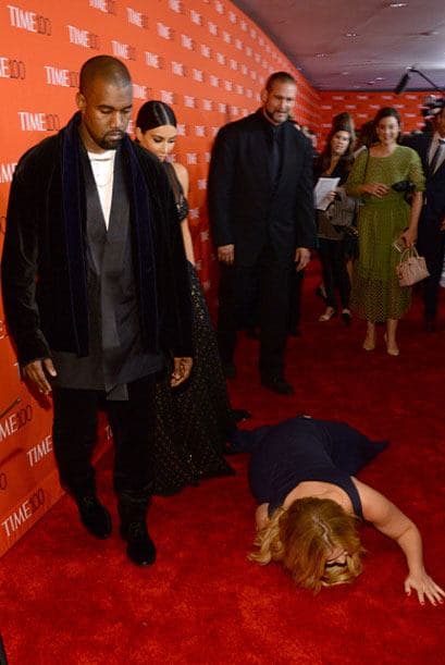 Pasando delante de ellos, ¡se dejó caer frente a ellos!