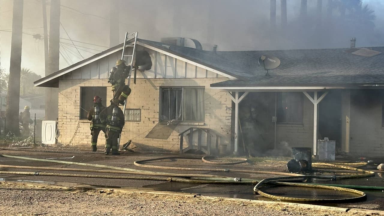 Al llegar al lugar, elementos del Departamento de Bomberos de Phoenix encontraron humo denso e intensas llamas saliendo a través del techo.