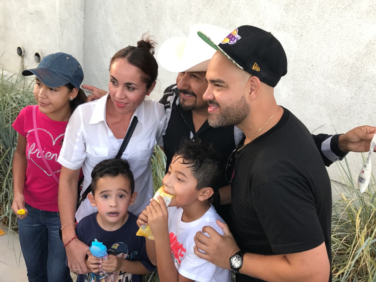 El Bueno, La Mala y El Feo llenaron las calles de seguidores de Christian Nodal para su primer encuentro con sus fans en la ciudad de Los Ángeles.