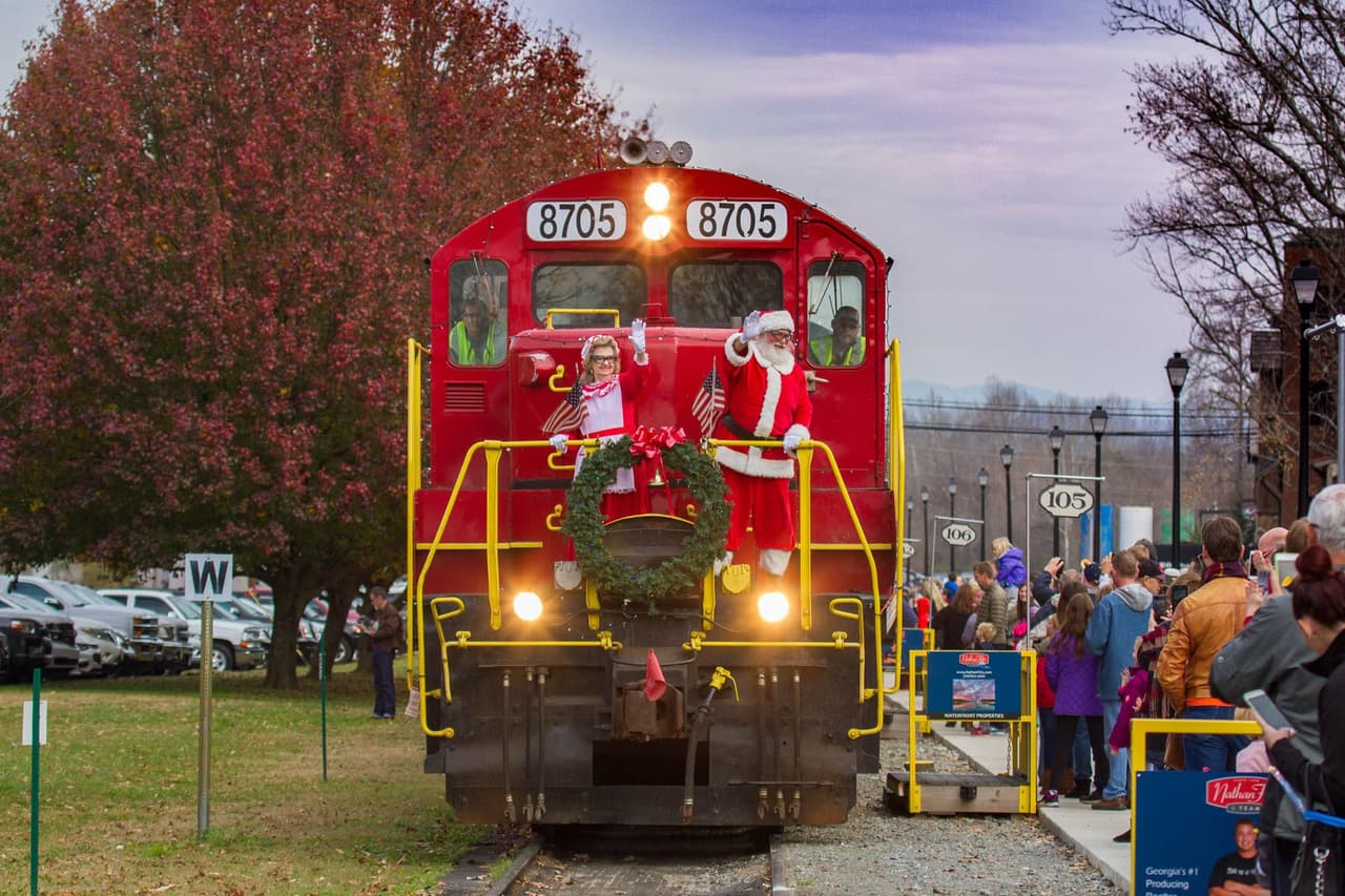 <b><a href="https://brscenic.com/" target="_blank">Blue Ridge Scenic Railway</a></b>. Una visita a Santa es mágica, especialmente cuando se dirige a través de las montañas en el Blue Ridge Scenic Railway junto al sinuoso río Toccoa.
