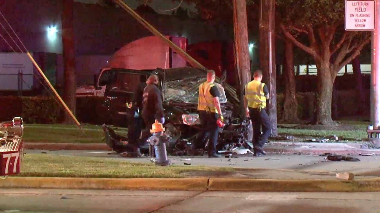 Las autoridades revisan las cámaras de vigilancia de negocios cercanos.