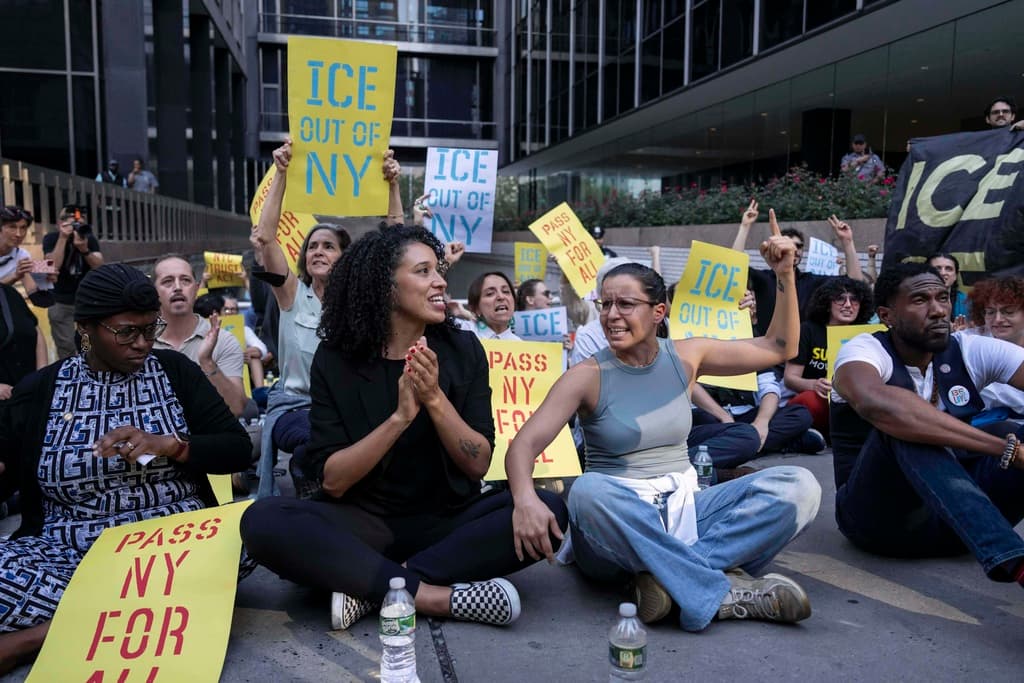 Entre los detenidos se encuentran los asambleístas Jessica González-Rojas, Claire Valdez, Steven Raga, Robert Carroll, Phara Souffrant Forest, Tony Simone, Emily Gallagher y Marcela Mitaynes.