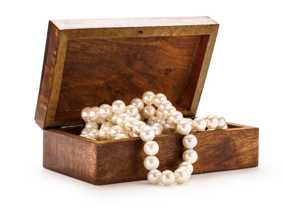 Una superstición adicional es que en muchos lados del planeta, buzos y nadadores usan perlas como una protección mágica contra ataques de tiburones. Además, se cree que guardada en un lugar especial en las casas las protege contra los incendios.