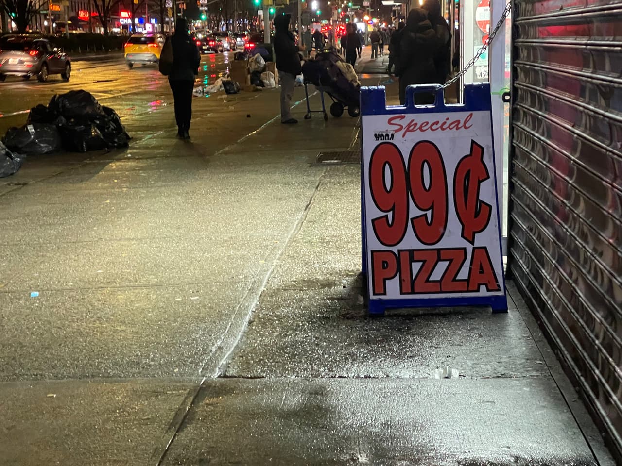 Pega inflación a las pizzas, popular negocio de NY dice adiós a famosa rebanada de $1 dólar