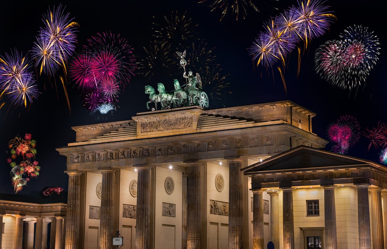 <b>Berlín</b>
<br>
<br>Alemania impondrá restricciones estrictas de contacto para frenar la propagación del covid-19 a partir del 28 de diciembre y prohibirá las reuniones para recibir el año nuevo, 
<a href="https://www.cnn.com/travel/article/new-years-eve-2021-celebrations-cancellations-pandemic/index.html"><u>según anunció el canciller alemán Olaf Scholz</u></a>.
<br>
<br>Eso significa que no habrá grandes reuniones callejeras en Berlín, la capital, ni en otras grandes urbes como Múnich y Frankfurt.
<br>
<br>A partir del 28 de diciembre solo se permitirá reuniones de un máximo de 10 personas, independientemente de si están vacunadas o no, dijo Scholz.
<br>