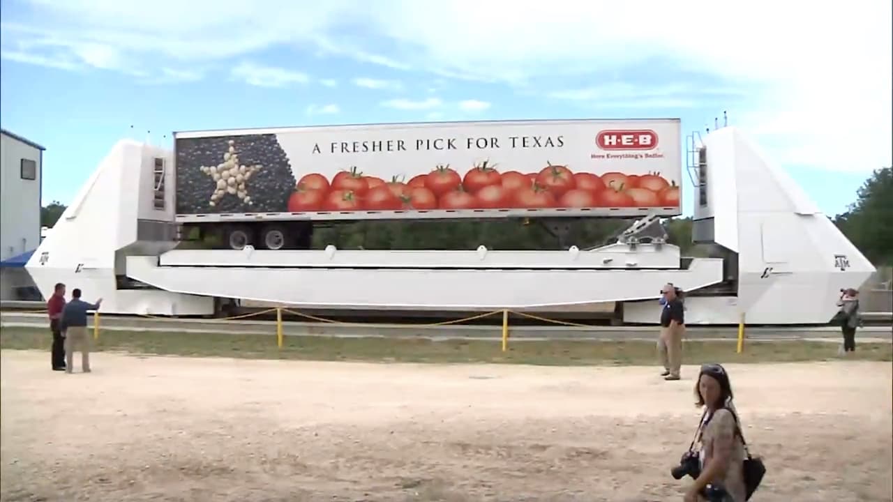 El prototipo del trasbordador para transporte de carga fue puesto en movimiento durante el acto de presentación del sistema ante medios, autoridades, investigadores e inversionistas.