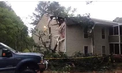 CONDADO DE GWINNETT. Complejo de apartamentos dañado en Peachtree Corners. Justo sobre Concepts 21 Drive.