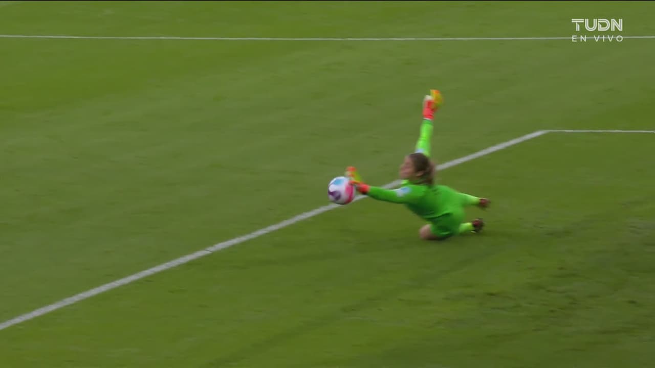 ¡Gran atajada! Earps le roba el gol a Suecia con su desviada