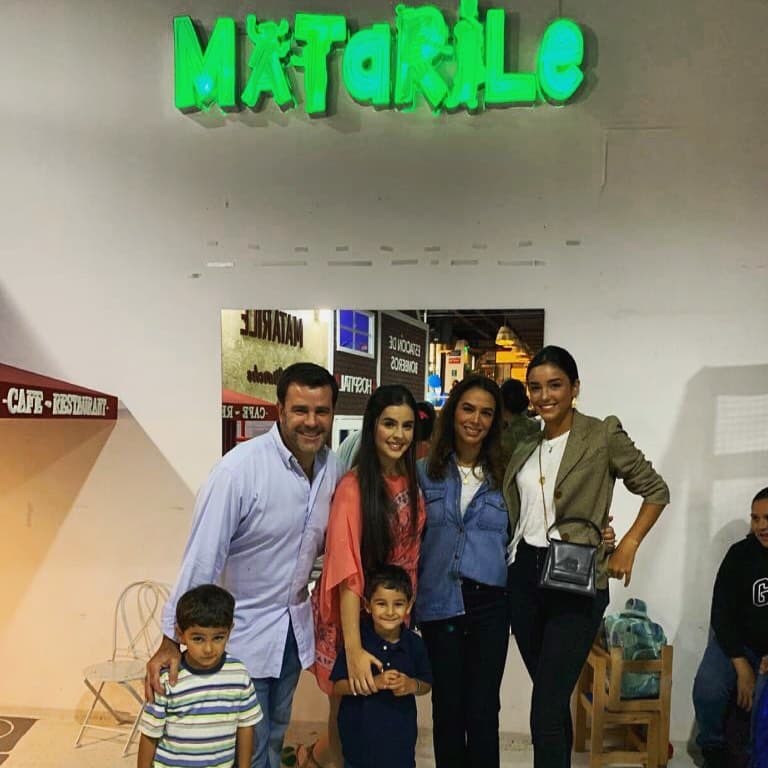 Aunque en los últimos años tanto Eduardo como Biby han hecho una pausa en su carrera artística, los protagonistas de 'Camila' suelen compartir imágenes de sus hijos en redes sociales, donde dan cuenta de la excelente relación que existe entre todos.