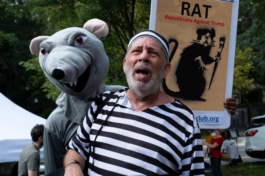 Dominic Santana, el crítico de Trump presente en cada una de sus comparecencias, está en Georgia: “Lock Him Up”