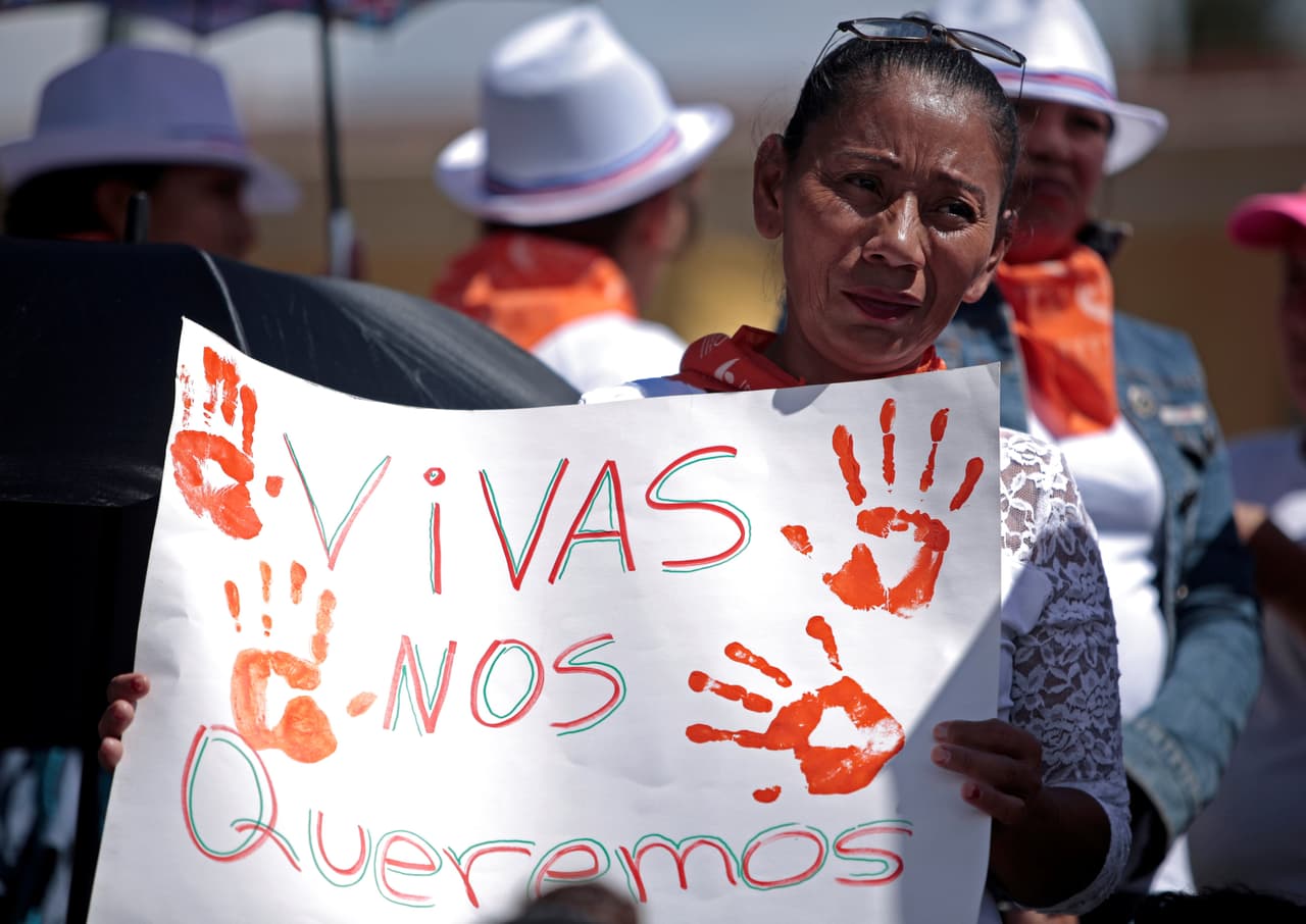 A woman takes part in a demonstration to commemorate the U.N. International Day for the Elimination of Violence Against Women in San Jose, Costa Rica November 23, 2018. The sign reads "We want to live". REUTERS/Juan Carlos Ulate