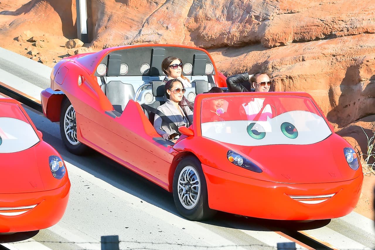 Después, se trasladaron a diferentes juegos, entre ellos a Radiator Springs Racers, una sección de Cars Land inspirada en la película ‘Cars’.