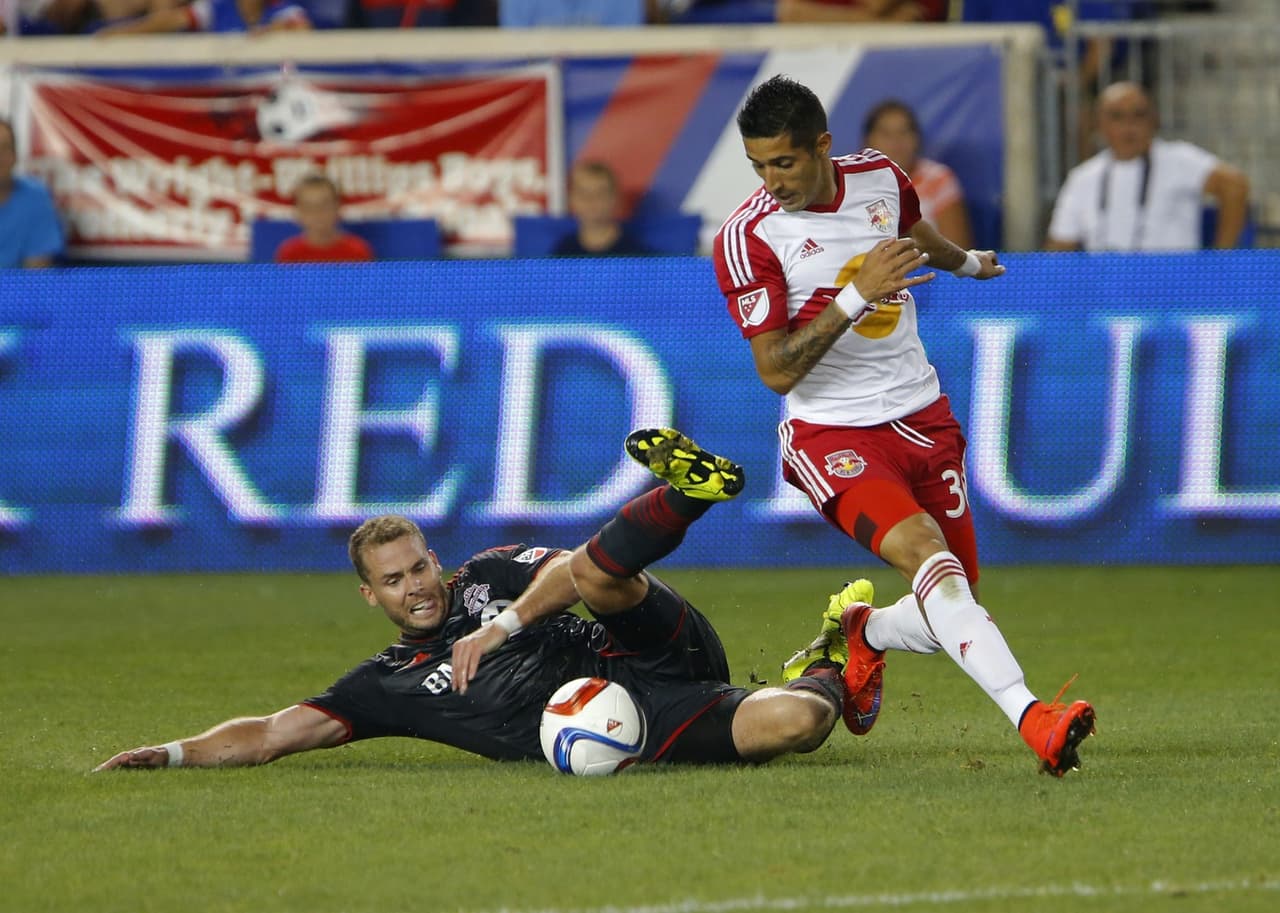 Gonzalo Verón convirtió su primer gol ante Toronto FC.