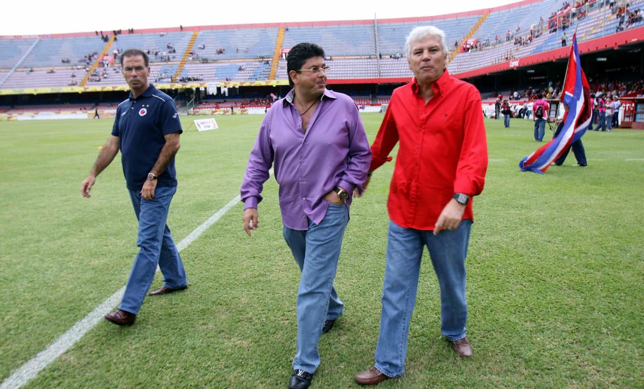 Todavía en el estacionamiento el presidente de los jarochos fue en búsqueda de Codesal para seguir con sus reclamos hacia la actuación de los silbantes.