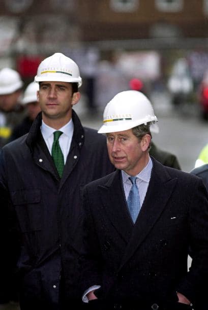 Es el heredero mejor preparado para cumplir sus funciones como monarca. En esta foto se encuentra con el príncipe Carlos durante una visita a una construcción en Manchester.