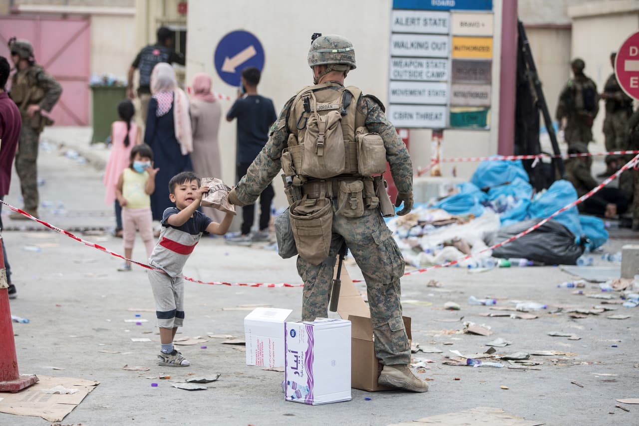 Un soldado estadounidense entregando una bolsa de comida a un pequeño afgano, el 20 de agosto. Según UNICEF, solo en la primera mitad de 2020 murieron de forma violenta 340 niños y 727 resultaron heridos.
<a href="https://www.unicef.org/rosa/media/10551/file/Afghanistan.pdf"><u>Se estima que la mitad fue producto de enfrentamientos en áreas civiles</u></a>.