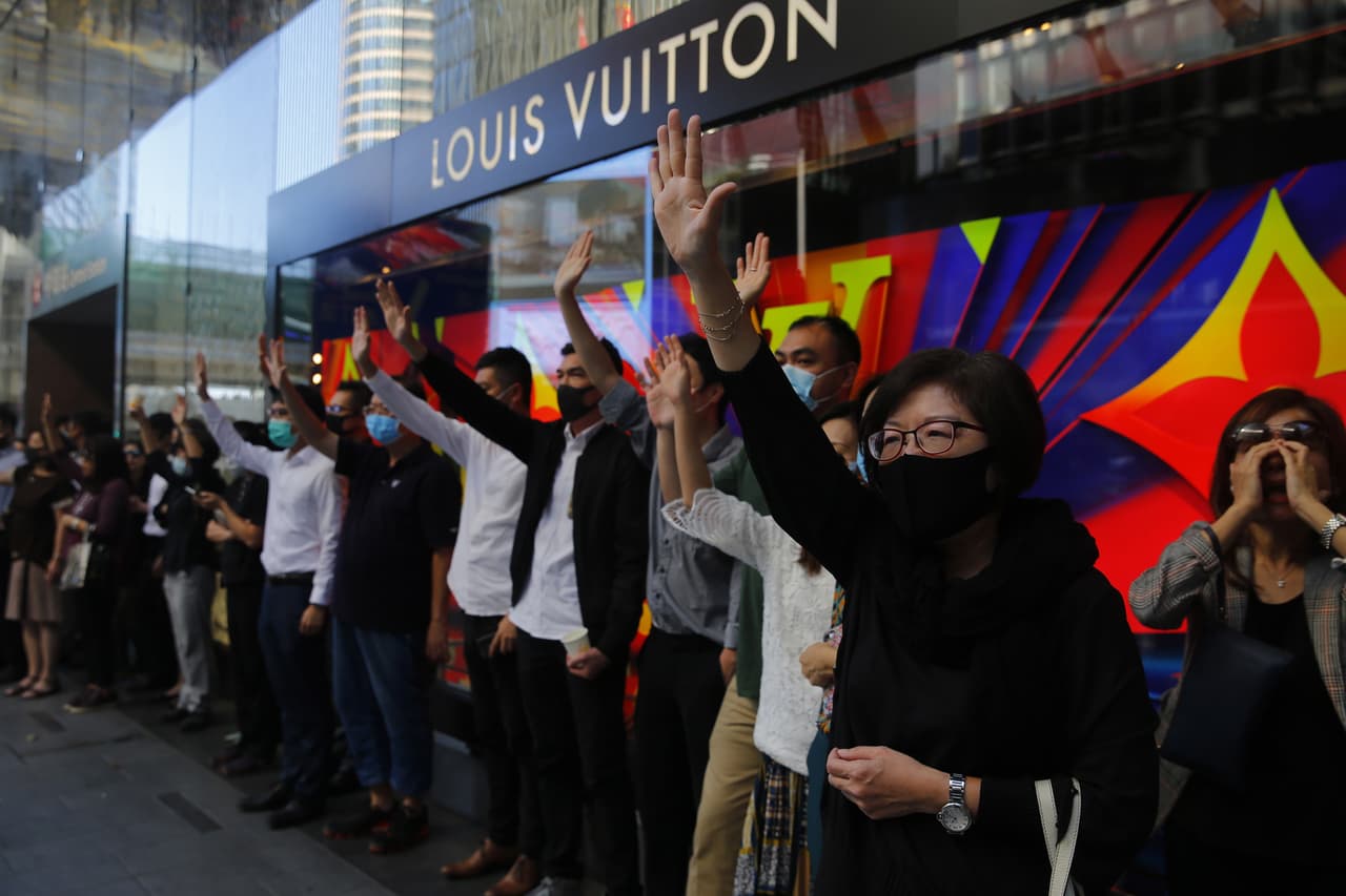 La movilización donde la autoridad en Hong Kong comenzó en junio contra un proyecto de ley que autorizaba la extradición a China continental de ciudadanos honkoneses, para ser juzgados bajo las mucho más rígidas leyes de Pekín. El texto fue abandonado en septiembre, pero aún así las reivindicaciones han aumentado.