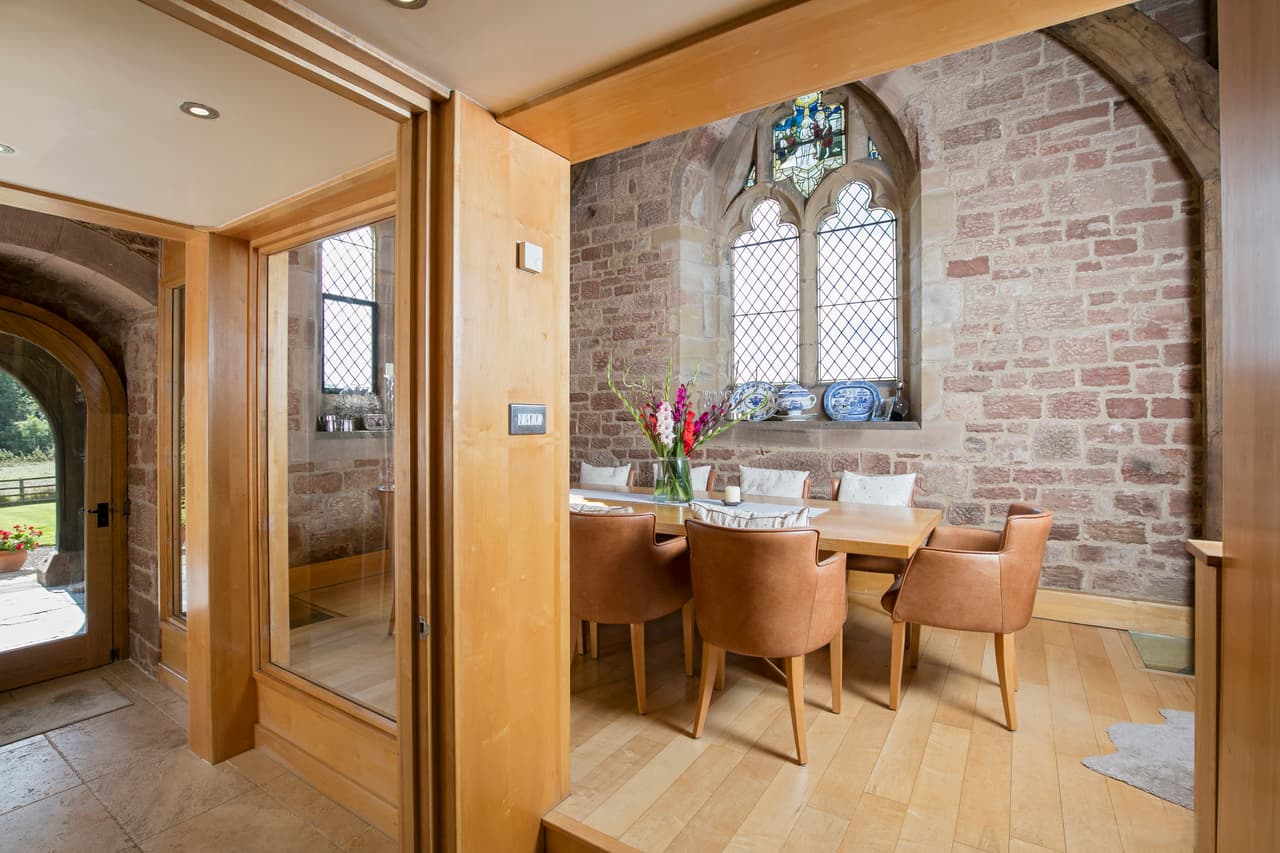 Algunas partes del edificio datan del año 1125, sin embargo, su renovación le da un look contemporáneo.