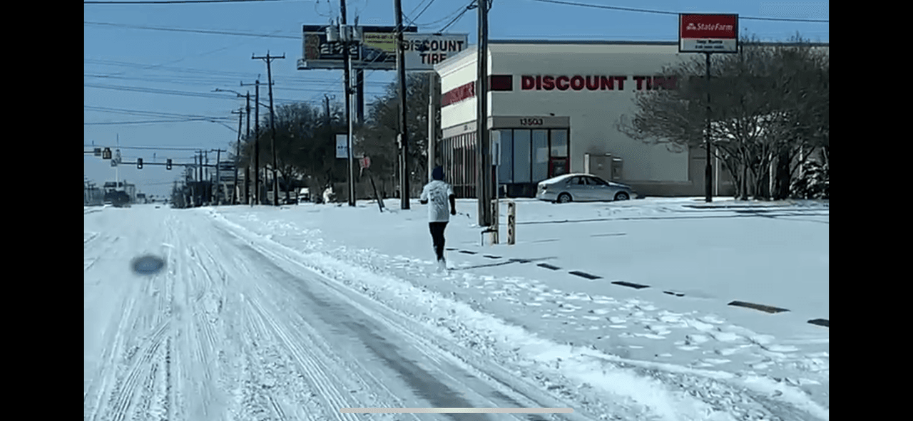 La
<b>zona fronteriza y el centro de Texas</b> reportaron
<b>entre tres a cinco pulgadas de nieve</b> tras la histórica tormenta invernal que azota al estado.