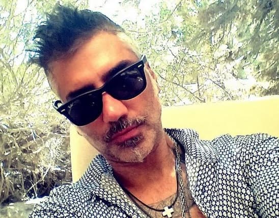 El intérprete se lastimó la rodilla. Tuvo que ser operado de emergencia por un doctor especialista en ortopedia, quien le diagnosticó una fractura del lado externo en la tibia.