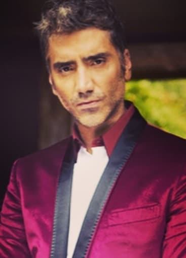 "Por el momento debo guardar reposo, hacer rehabilitación y recuperarme para así poder darles el cien por ciento. Quiero ofrecer una disculpa a mi querido público en Viña, espero estar con ustedes el próximo año y darles lo mejor de mi", dijo Alex en la misiva.