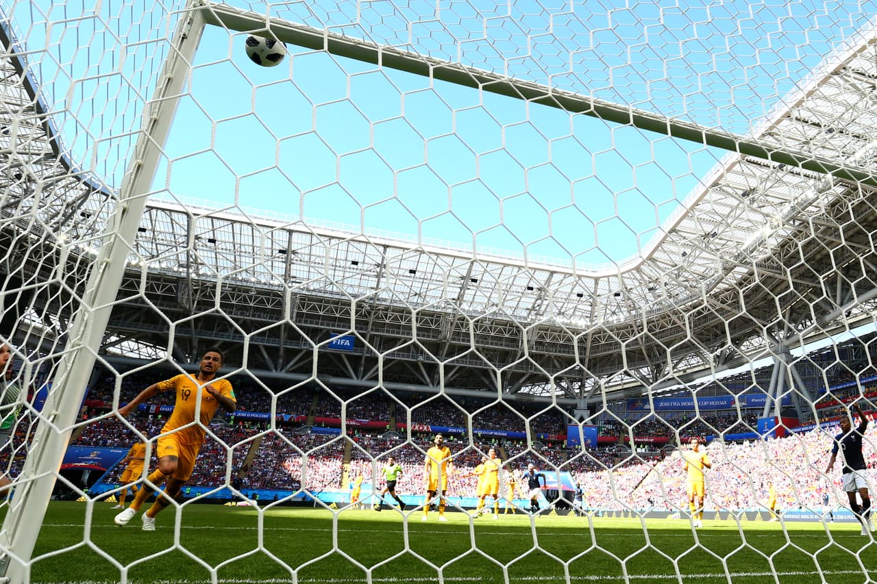 La tecnología le avisó al árbitro Cunha que el balón golpeó adentro del arco para que el juez uruguayo sancionara el 2-1 a favor de Francia.