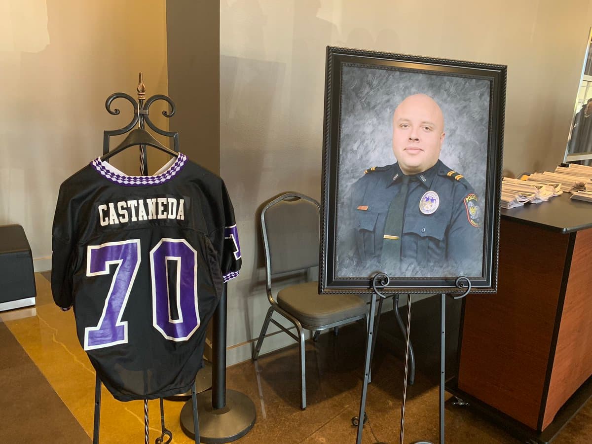 Familiares, amigos, miembros de la comunidad, colegas y líderes políticos se han dado cita para despedir al uniformado de Grand Prairie que perdió la vida al ser arrollado por un vehículo en la autopista 161.