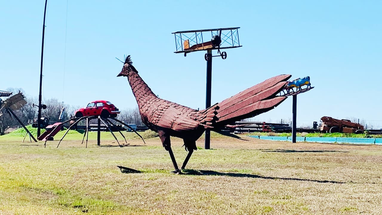 Muchas de estas grandes piezas están hechas por el artista, contratista y diseñador, 
<b><a href="http://ronlee.com/about_artist.htm" target="_blank">Ron Lee,</a></b> así como por 
<b>Mark Rankin.</b>