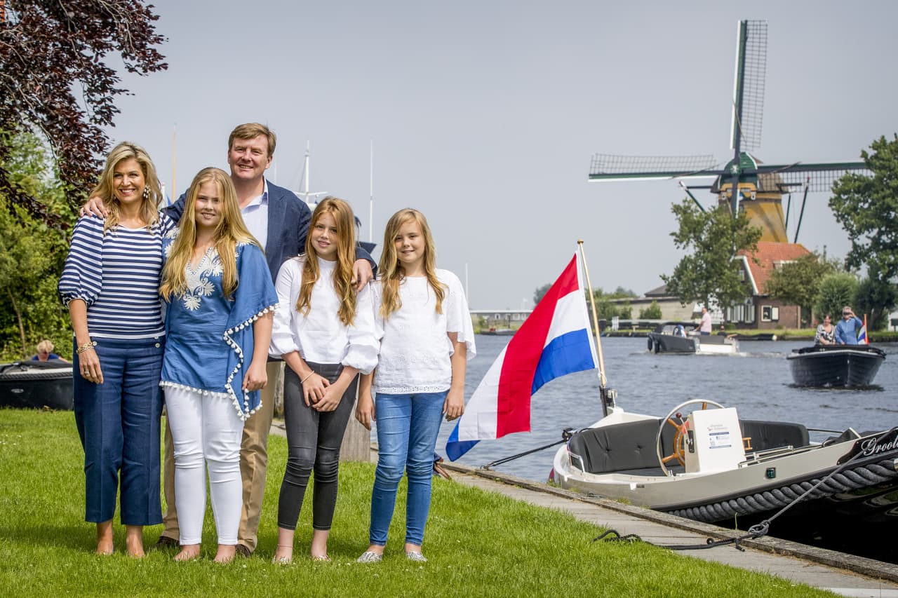 Máxima recibiría este miércoles en Buenos Aires al resto de su familia, con quienes posó el pasado julio: el rey Willem-Alexander y sus tres hijas, las princesas Amalia, Alexia y Ariane.