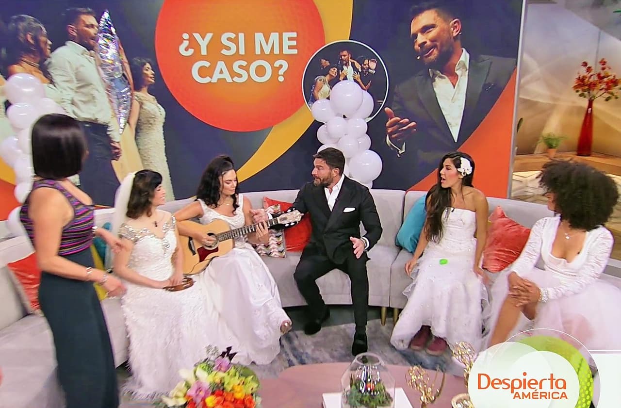 La mucama colombiana desbancó a las actrices que son sus novias en la obra cómica-musical que se estrenará esta semana en Miami.