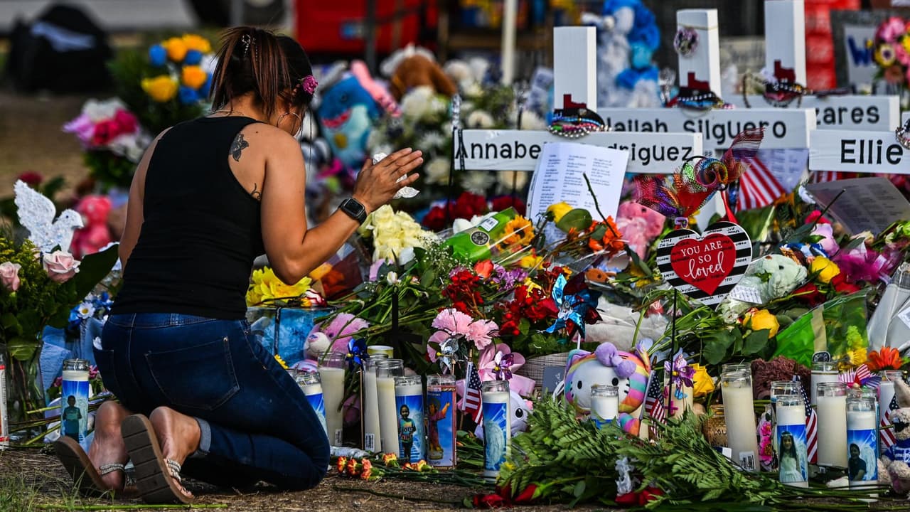 Video: El asesinato de 19 niños y dos maestras en la Escuela Robb Elementary y los cuestionamientos sobre el lento accionar de las autoridades para evitar el tiroteo han puesto la lupa en Uvalde, un pueblo de mayoría latina. Así han vivido la tragedia.