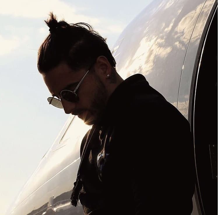 Maluma no sale de viaje sin su chef, entrenador físico y masajista experto en faciales. Todos vuelan con él en su aeronave al que llama "Karisma" y que tiene su logotipo plasmado en los costados.