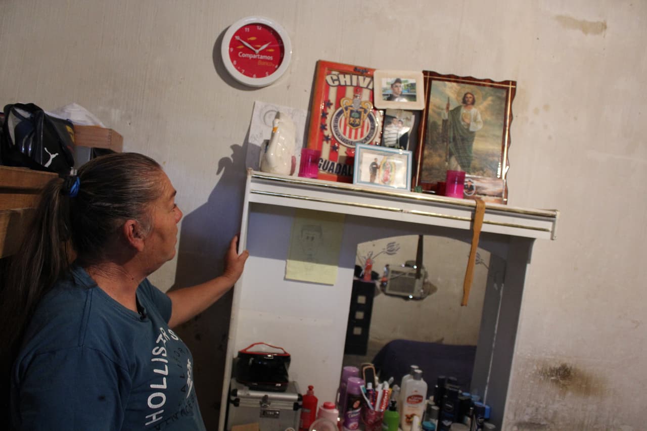 <b>Una sola pregunta.</b> En realidad lo que debe decidir la Corte Suprema es si la familia Hernández Güereca puede demandar al agente fronterizo por la muerte de su hijo. Si le dieran la razón, empezaría un nuevo proceso judicial contra Jesús Mesa Jr. En la imagen, la madre, María Guadalupe Güereca, enseña imágenes de su Sergio Hernández.