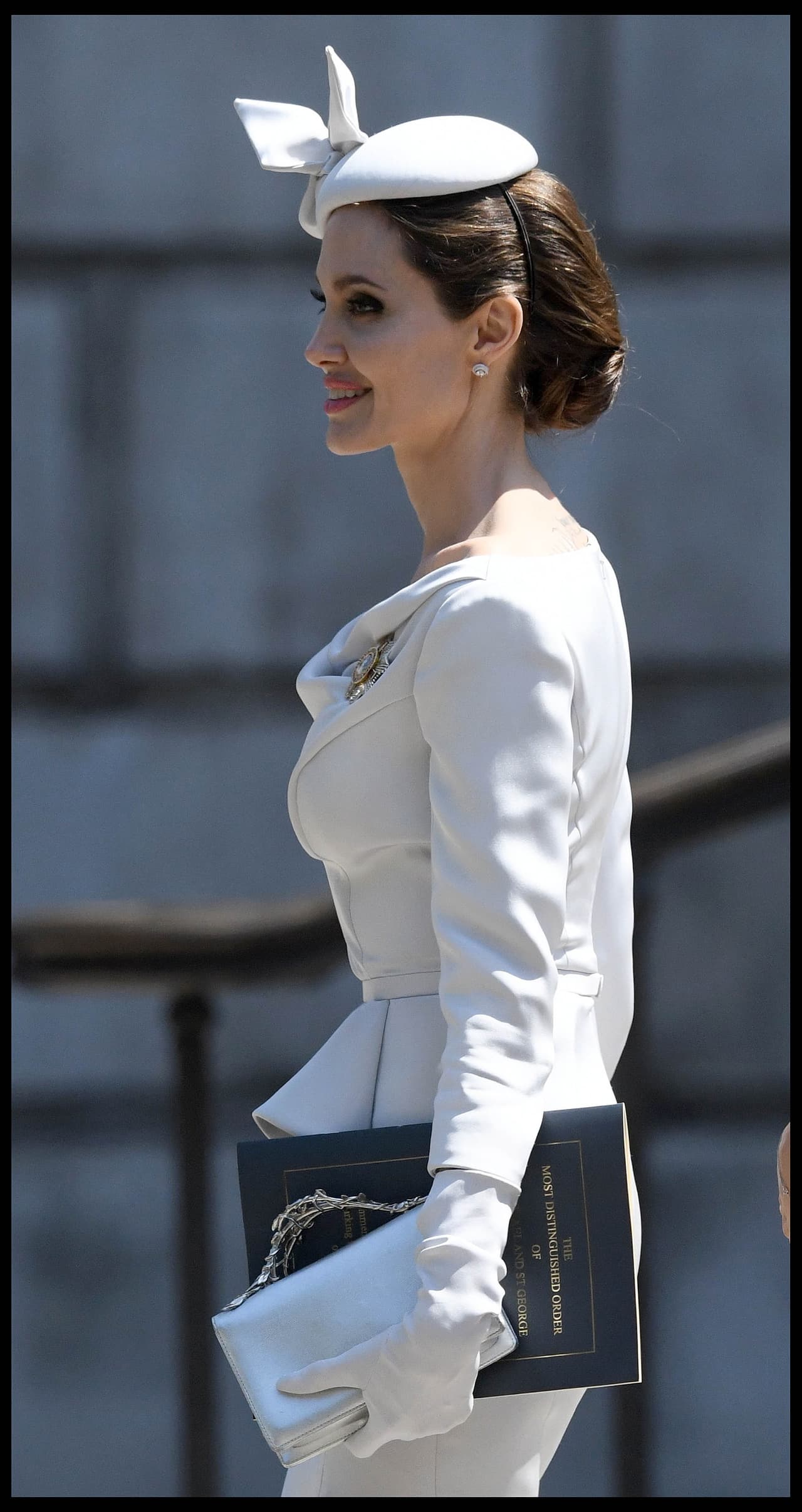 La actriz fue invitada al servicio debido a que ella ha sido reconocida con la orden por su labor humanitaria alrededor del mundo.