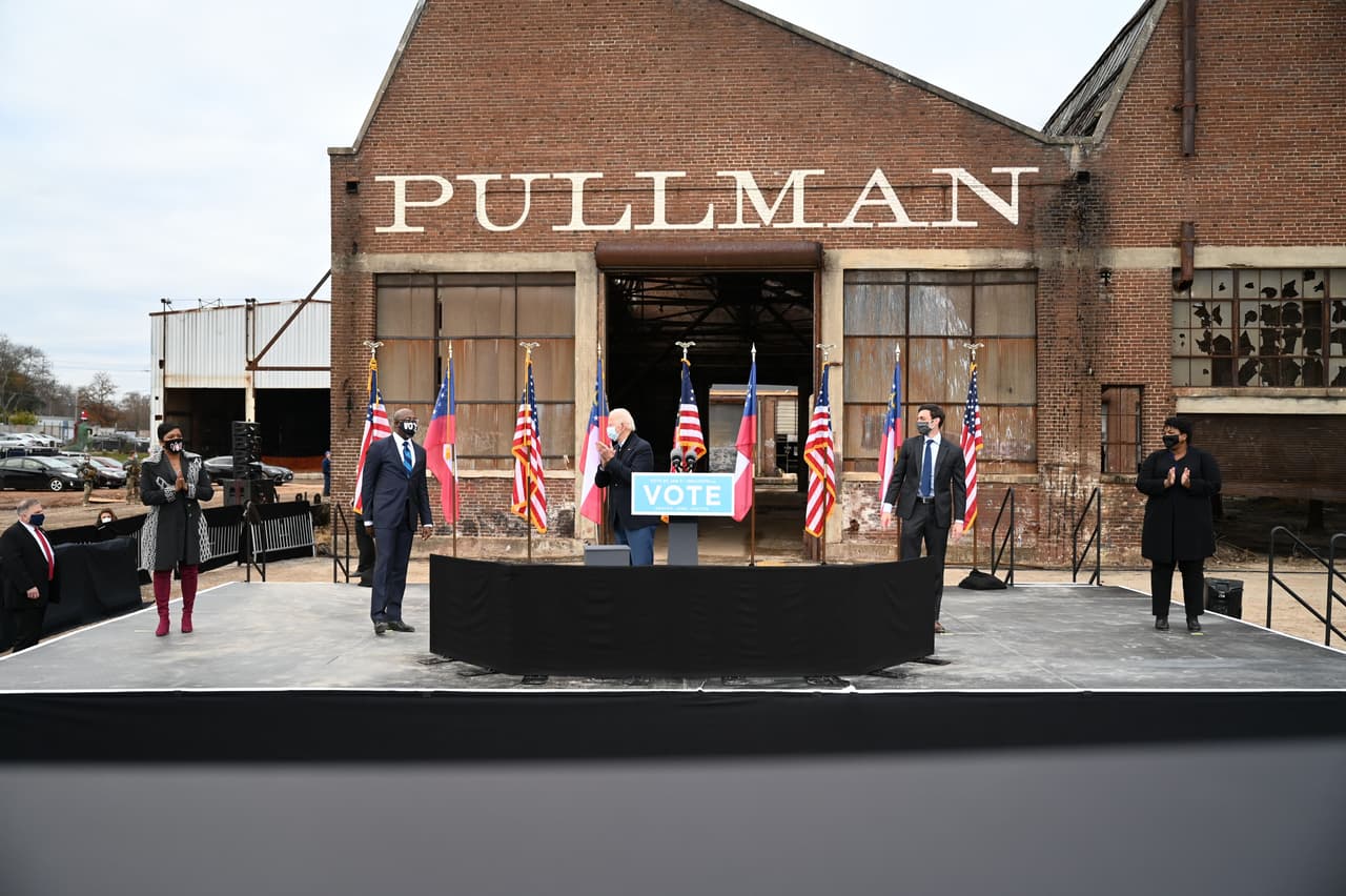 El presidente electo de Estados Unidos,
<b> Joe Biden</b>, aplaude después de hablar mientras los
<b> candidatos demócratas </b>al Senado 
<b>Jon Ossoff</b> y el reverendo 
<b>Raphael Warnock </b>observan durante un mitin de campaña en 
<b>Atlanta, Georgia</b>, el 15 de diciembre de 2020.