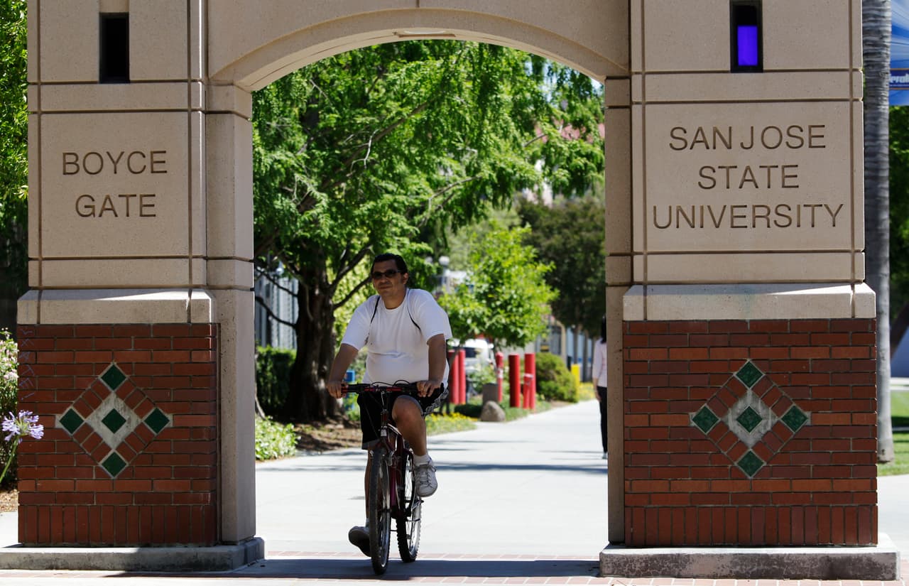 Las clases se reanudarán para los estudiantes del 16 al 27 de marzo, ya sea distribuidas o completamente en línea. La universidad notificará a los estudiantes en las próximas semanas si deben reanudar las clases en persona después de las vacaciones de primavera.
<br>