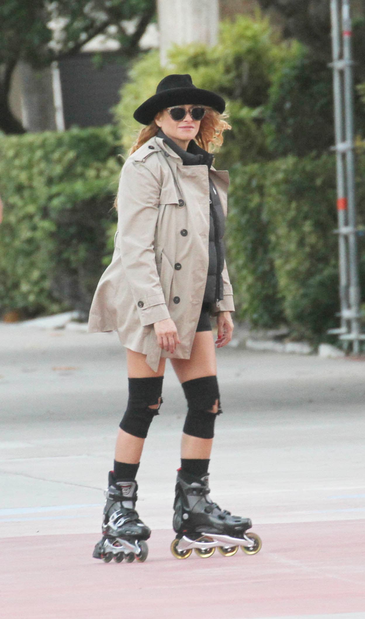 Y antes de confirmarlo, también solíamos verla usando atuendos adecuados para disimular el embarzo.