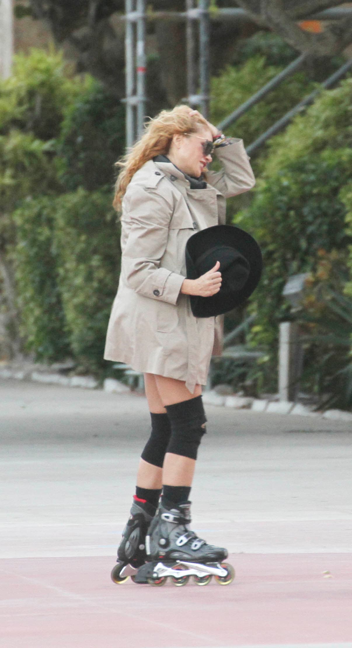 Hasta con un sombrero se tapaba la pancita, se cuidó tanto pero los paparazzi la cacharon.