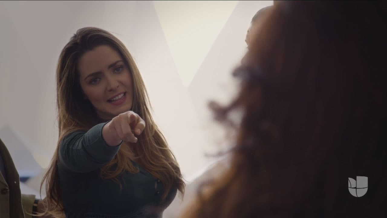 Mientras que Estela le gritaba mentirosa mientras ella se iba del lugar.