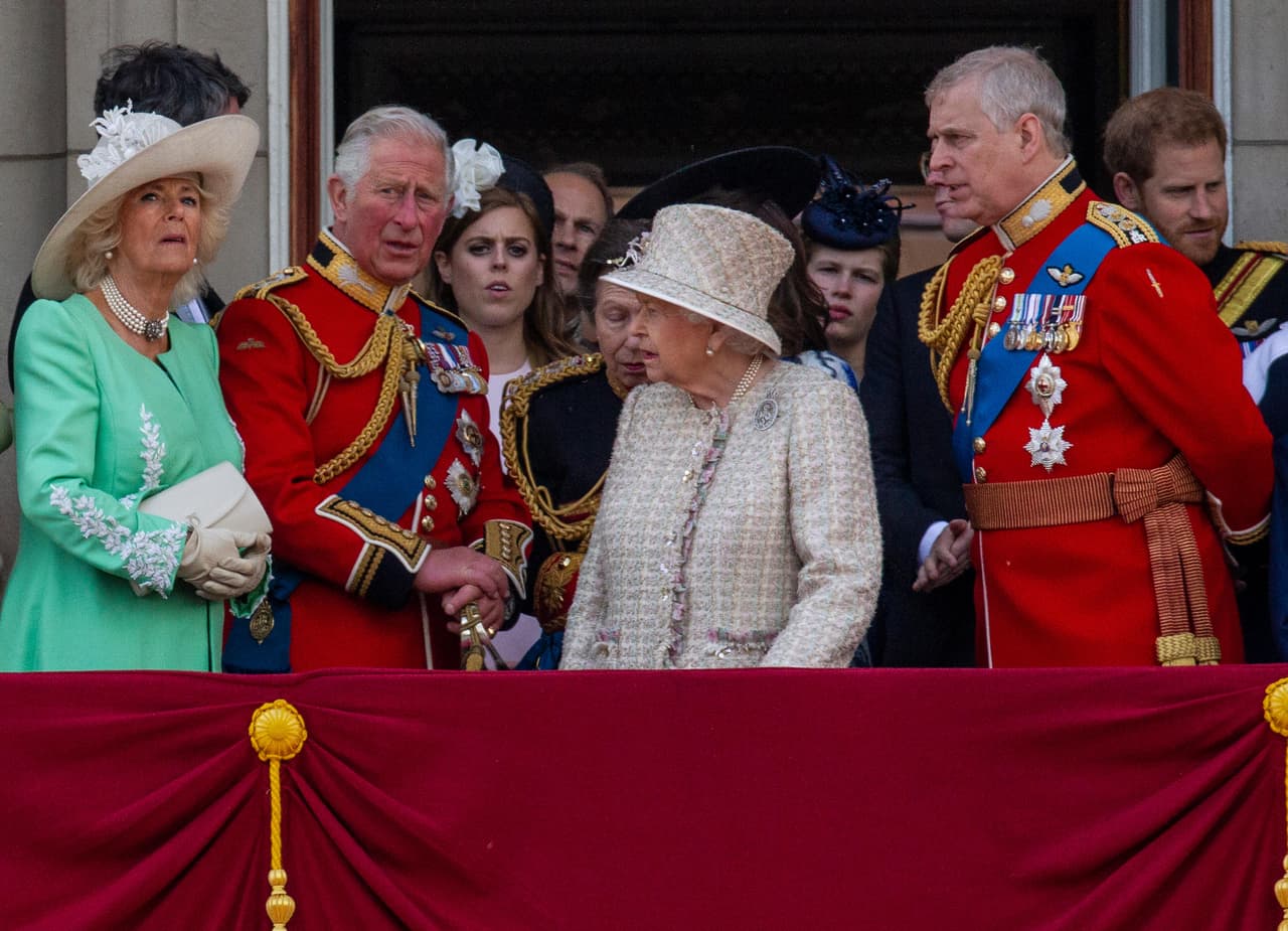 En ese mismo reporte de Daily Beast, el historiador Robert Lacey, consultor de la serie '
<b>The Crown'</b>, aseguró: "Carlos está dejando muy claro que ve un rol público mínimo para sus hermanos y ninguno en absoluto para los hijos de ellos".
<br>