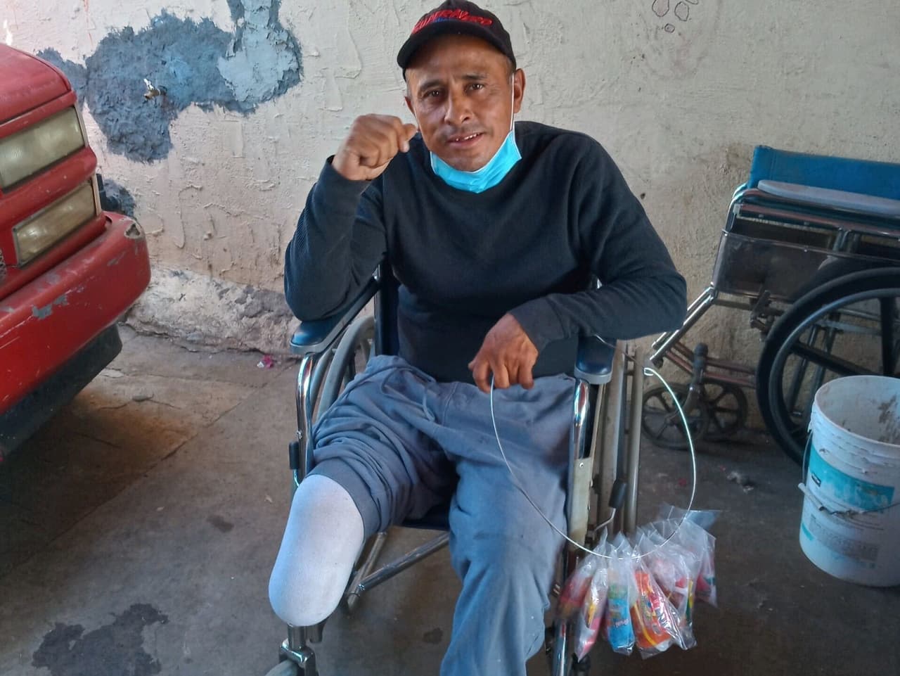 Rogelio es un inmigrante indocumentado al que le amputaron parte de su pierna derecha tras un accidente y ahora se gana la vida vendiendo dulces en Los Ángeles, California.